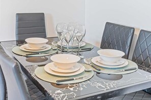 Dining - Latimer Flat 6 - Spacious 2-Bed Apt - Sleeps 7 (Merseyside)