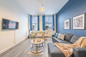 TV - Latimer Flat 2 - Spacious 2-Bed Apt - Sleeps 7 (Merseyside)