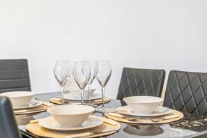 Dining - Latimer Flat 2 - Spacious 2-Bed Apt - Sleeps 7 (Merseyside)