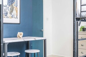 Interior - Latimer Flat 2 - Spacious 2-Bed Apt - Sleeps 7 (Merseyside)