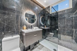 Shower, hair dryer - Latimer Flat 5 - Spacious 2-Bed Apt - Sleeps 7 (Merseyside)