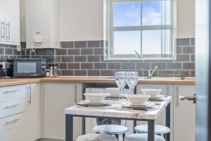 Fridge, microwave, oven, stovetop - Latimer Flat 5 - Spacious 2-Bed Apt - Sleeps 7 (Merseyside)
