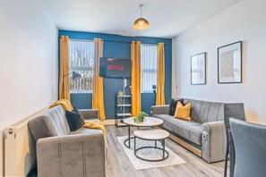 TV - Latimer Flat 5 - Spacious 2-Bed Apt - Sleeps 7 (Merseyside)