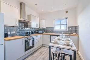 Fridge, microwave, oven, stovetop - Latimer Flat 5 - Spacious 2-Bed Apt - Sleeps 7 (Merseyside)