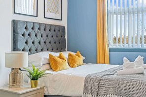 Iron/ironing board, WiFi, bed sheets - Latimer Flat 5 - Spacious 2-Bed Apt - Sleeps 7 (Merseyside)