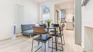 Eine moderne Küche mit Essbereich, Heizkörper und Fenster.