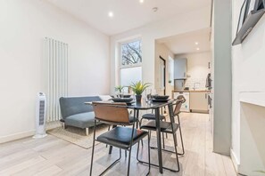 Dining - Stylish Spacious 3-Bed Sheffield Home (Highfield)