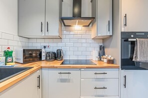 Fridge, microwave, oven, stovetop - Stylish Spacious 3-Bed Sheffield Home (Highfield)