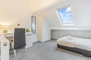 Iron/ironing board, WiFi, bed sheets - Stylish Spacious 3-Bed Sheffield Home (Highfield)