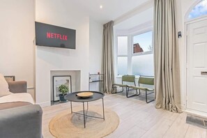 TV - Stylish Spacious 3-Bed Sheffield Home (Highfield)