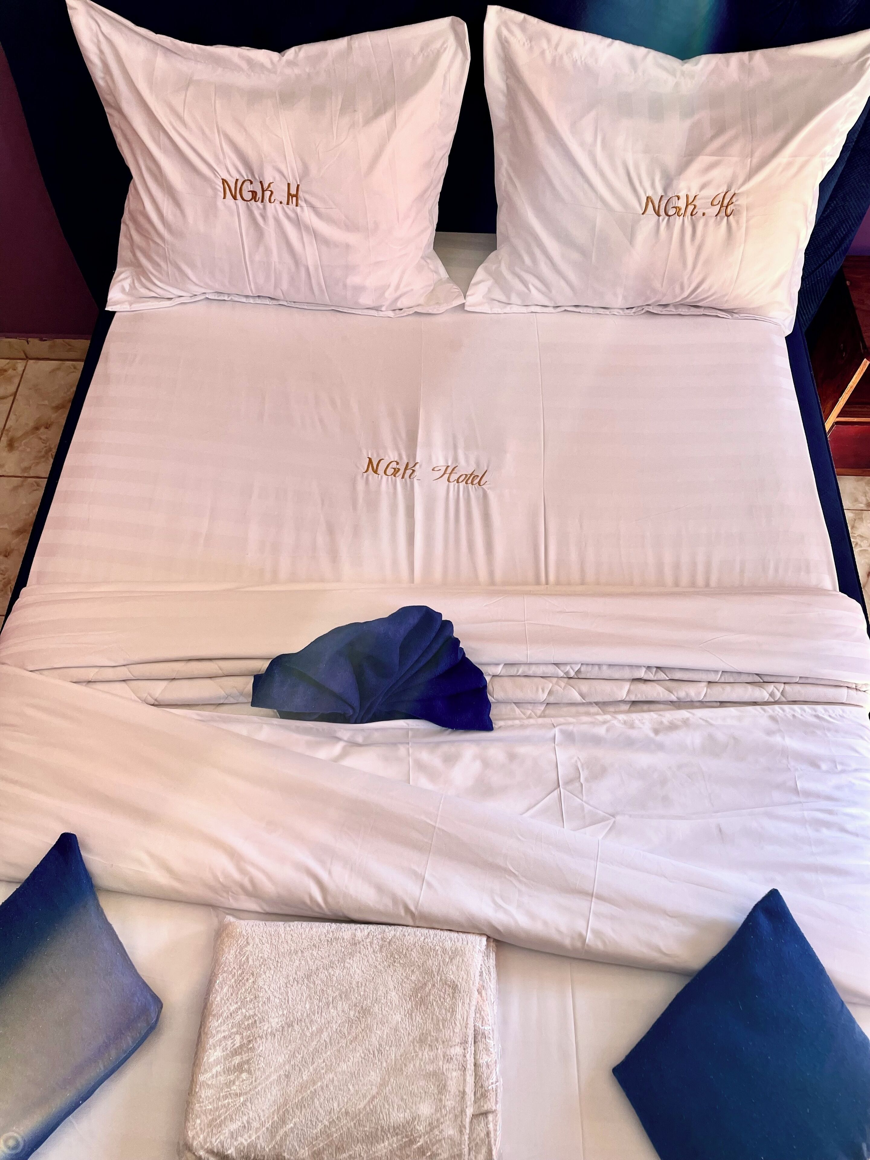 Egyptian cotton sheets, premium bedding, Select Comfort beds, free WiFi