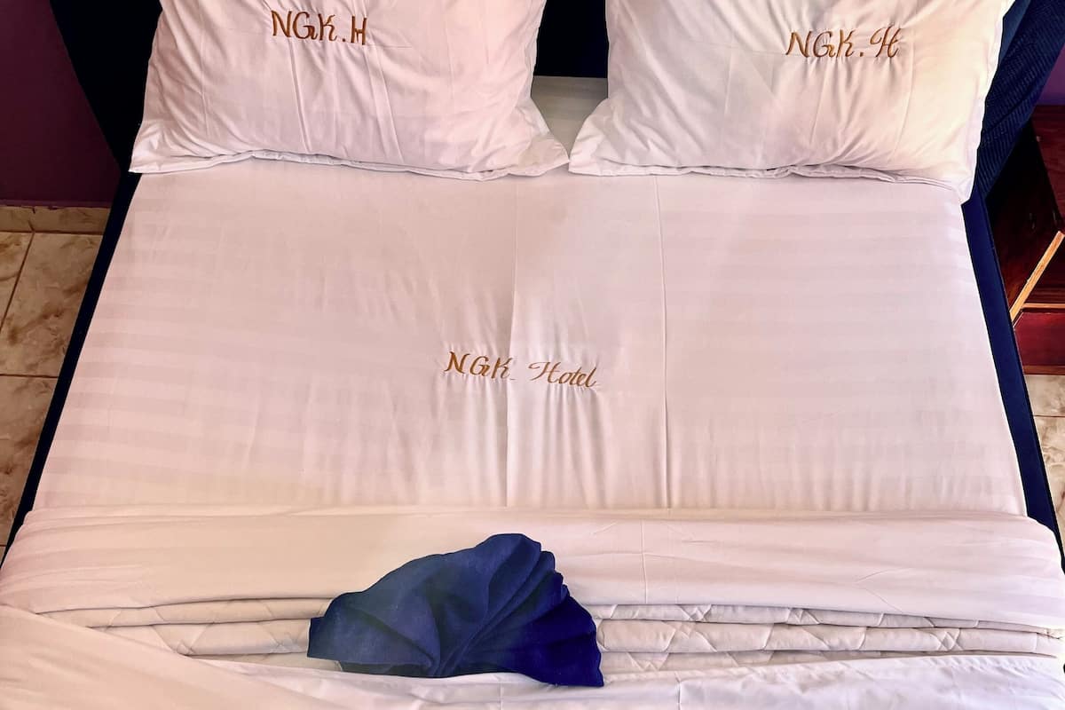 Egyptian cotton sheets, premium bedding, Select Comfort beds, free WiFi