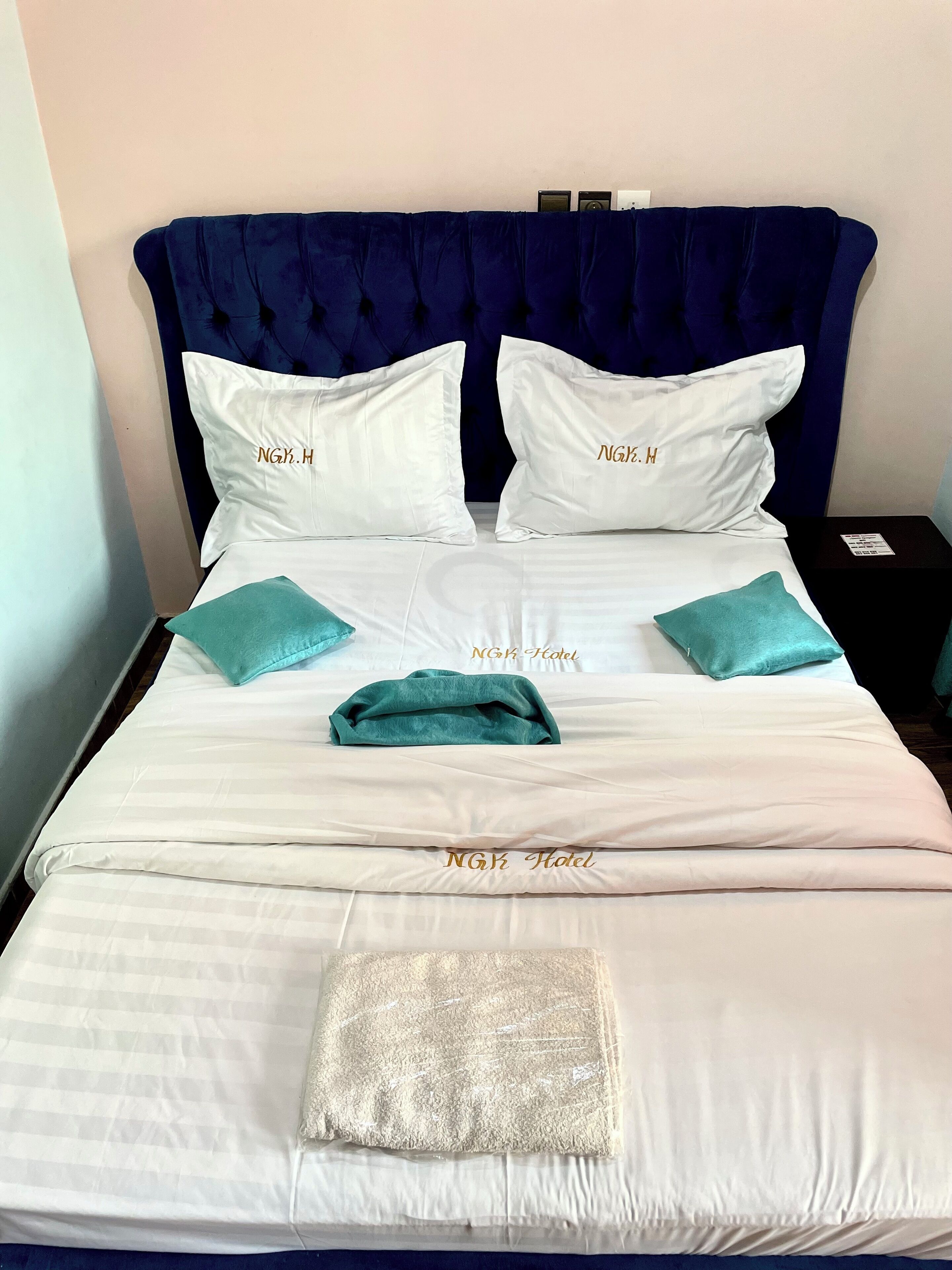 Egyptian cotton sheets, premium bedding, Select Comfort beds, free WiFi