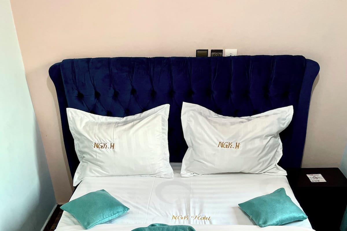 Egyptian cotton sheets, premium bedding, Select Comfort beds, free WiFi