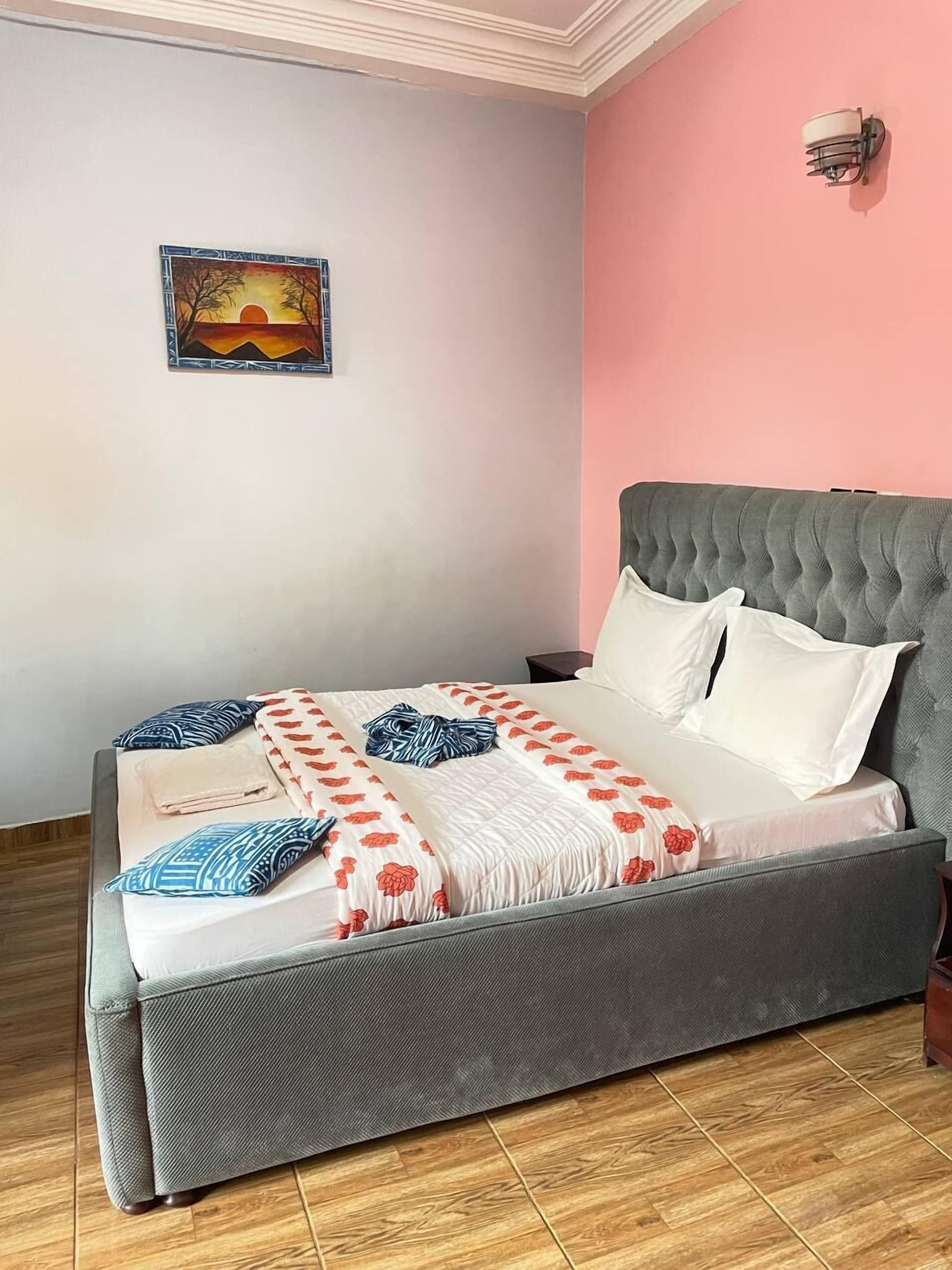 Classic-huone, parveke, kaupunkinäköala | Egyptinpuuvillaiset lakanat, ylelliset vuodevaatteet