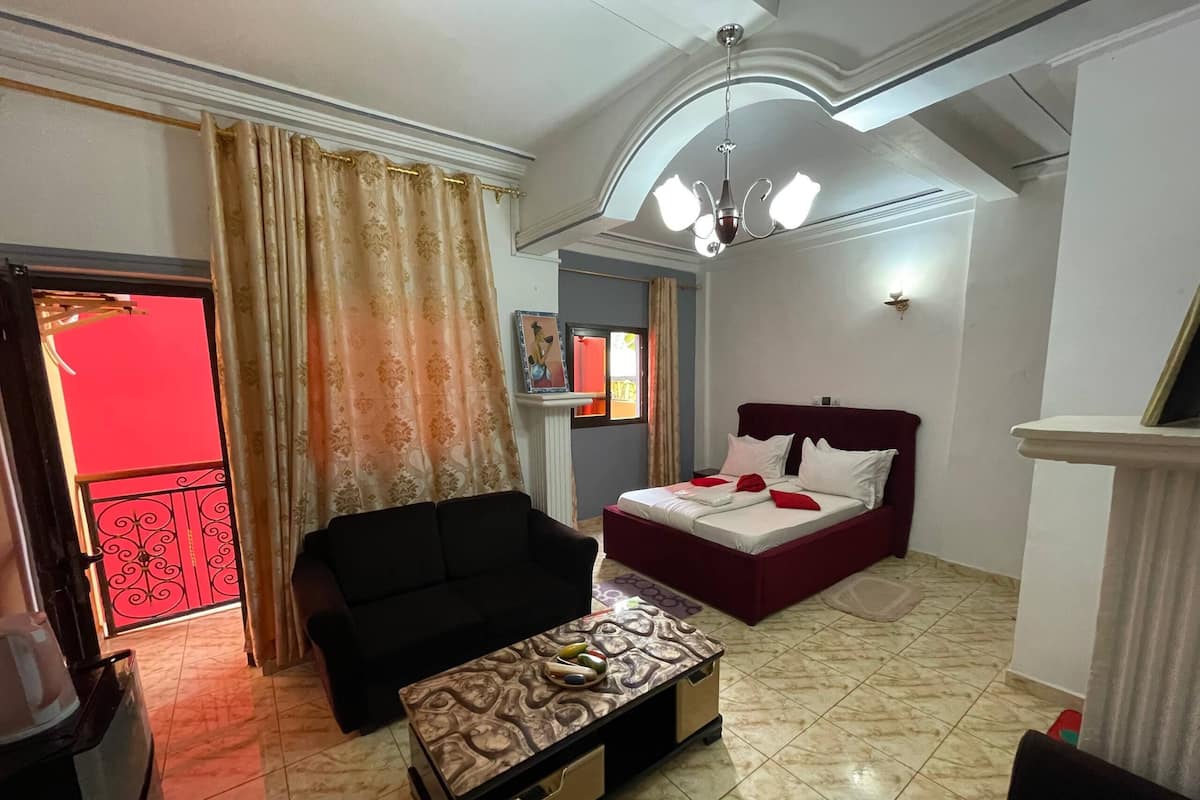 Deluxe-huone, 1 suuri parisänky, parveke, näköala pihalle | Egyptinpuuvillaiset lakanat, ylelliset vuodevaatteet