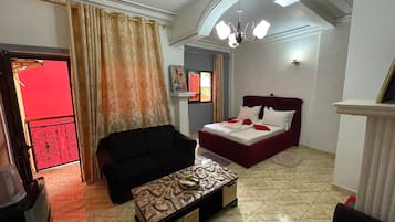 Deluxe-huone, 1 suuri parisänky, parveke, näköala pihalle | Egyptinpuuvillaiset lakanat, ylelliset vuodevaatteet