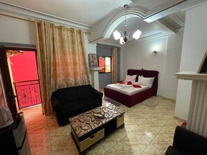 Deluxe-huone, 1 suuri parisänky, parveke, näköala pihalle | Egyptinpuuvillaiset lakanat, ylelliset vuodevaatteet