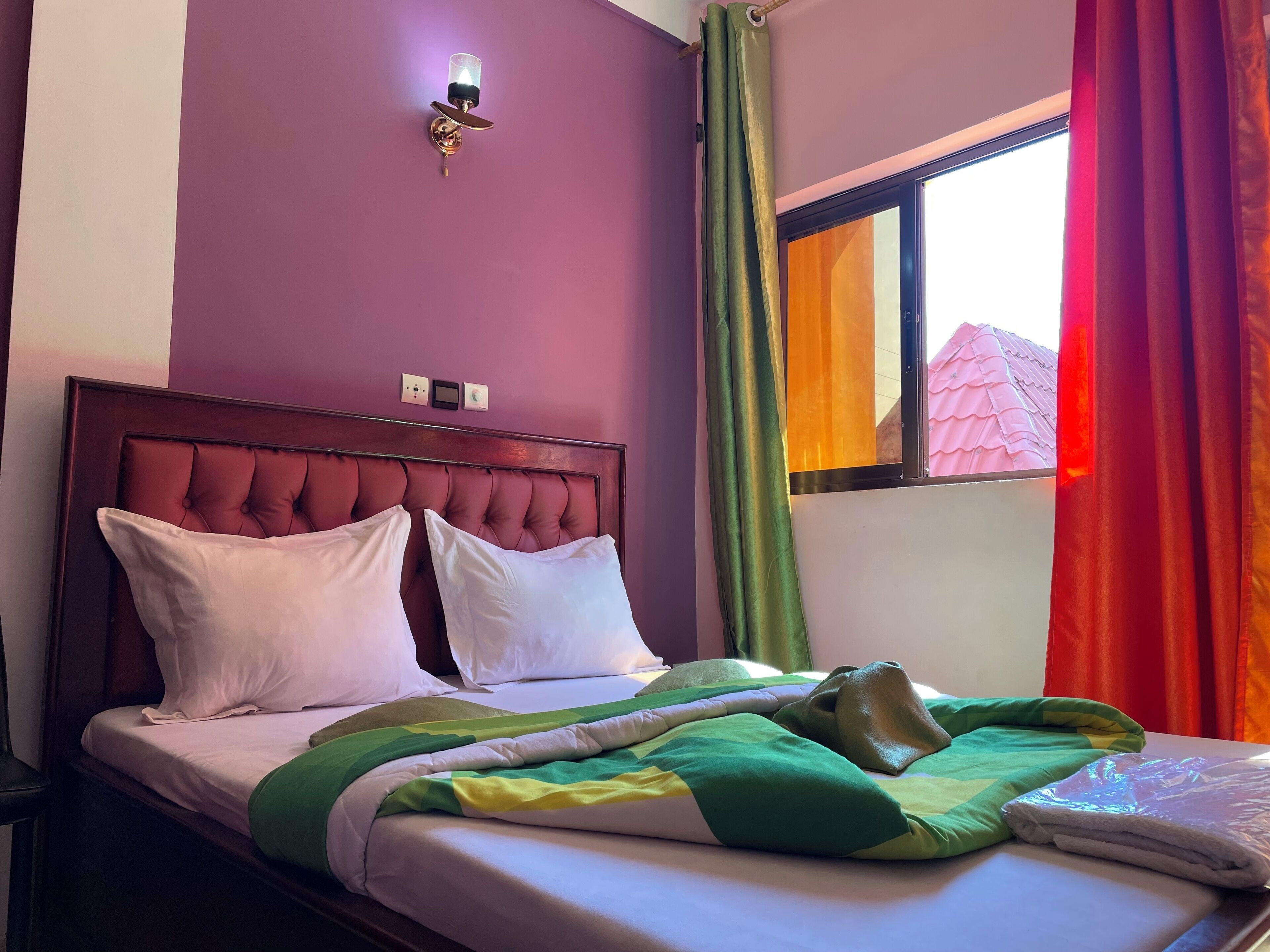 Egyptian cotton sheets, premium bedding, Select Comfort beds, free WiFi