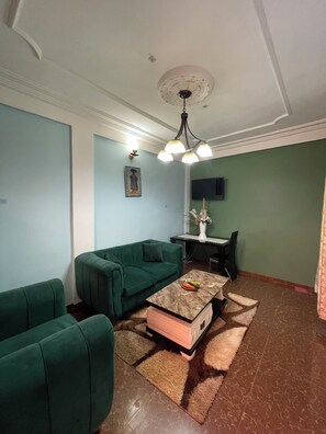 Deluxe-Studio, 1 Queen-Bett, Balkon, Blick auf den Innenhof | Wohnbereich | 24-Zoll-Flachbildfernseher mit Kabelempfang, Pay-TV