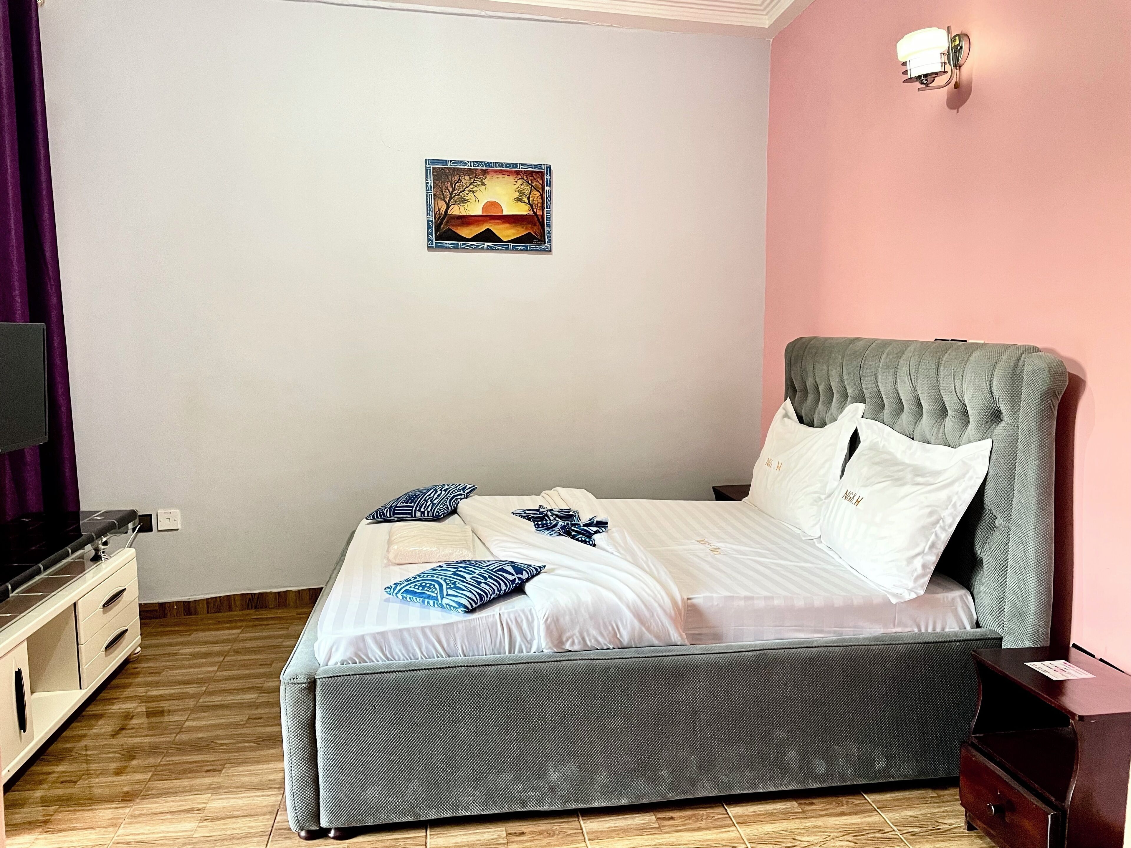 Egyptian cotton sheets, premium bedding, Select Comfort beds, free WiFi