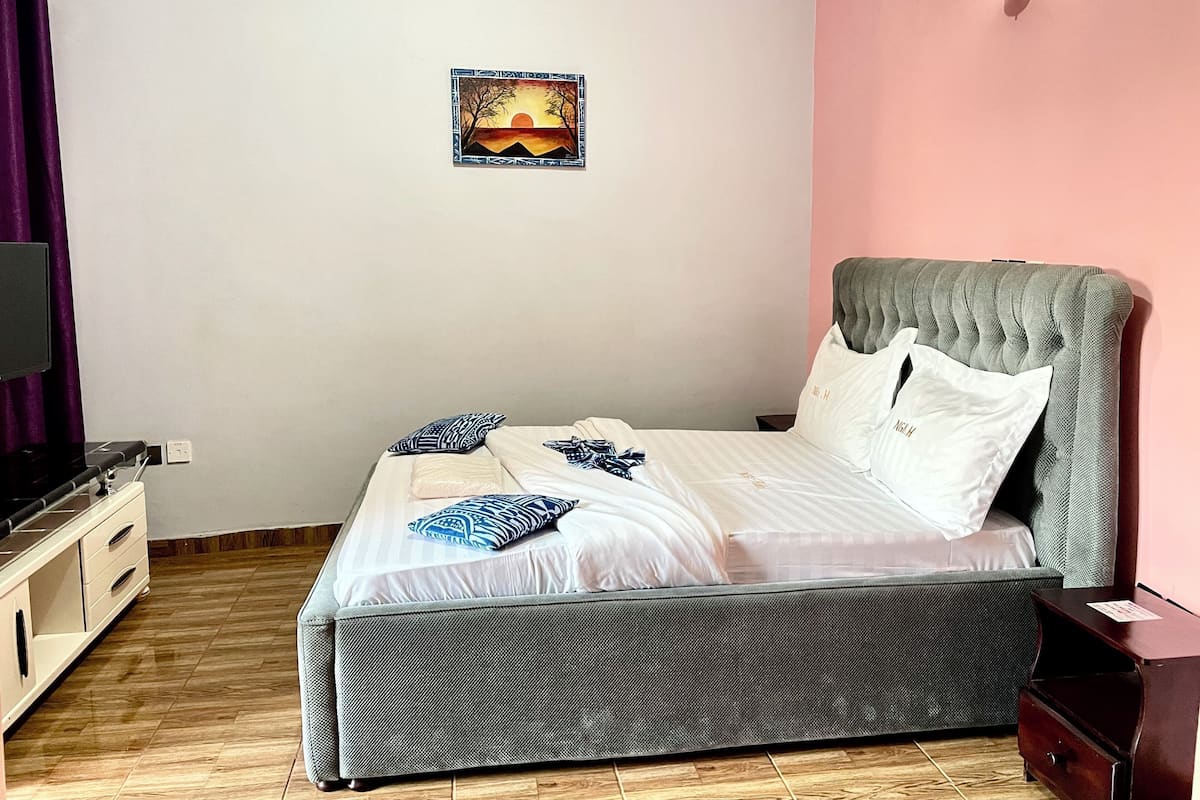 Egyptian cotton sheets, premium bedding, Select Comfort beds, free WiFi