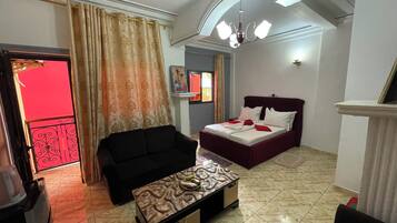 Rom – premium, 1 kingsize-seng, balkong, bakgårdsutsikt | Sengetøy i egyptisk bomull og sengetøy av topp kvalitet