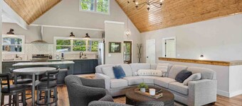 Lakefront 4BR with private dock!