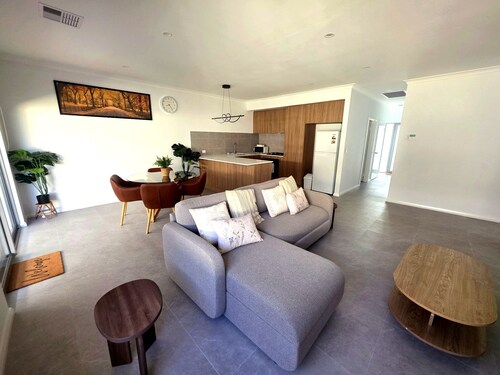 Brand New Modern Townhouse Close to City & Transport