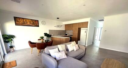 Brand New Modern Townhouse Close to City & Transport