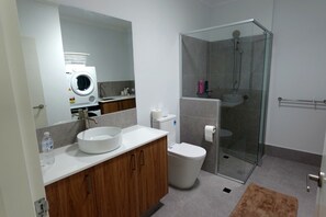 Shower, towels, soap, toilet paper - Brand New Modern Townhouse Close to City & Transport (Beckenham)