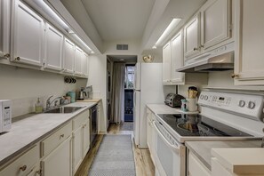 Kühlschrank, Mikrowelle, Herdplatte, Geschirrspüler