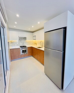 Fridge, microwave, oven, stovetop - 2-bedroom, 2-bathroom garden apartment in Parque Barigui with garage. (Curitiba)