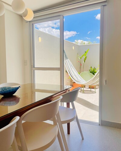 2-bedroom, 2-bathroom garden apartment in Parque Barigui with garage.