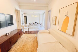 Smart TV - 2-bedroom, 2-bathroom garden apartment in Parque Barigui with garage. (Curitiba)