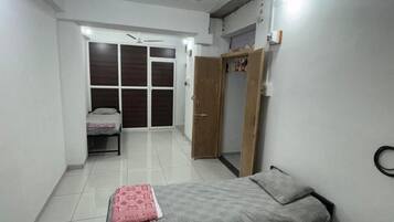 Habitación familiar | Espacio para trabajar con un portátil