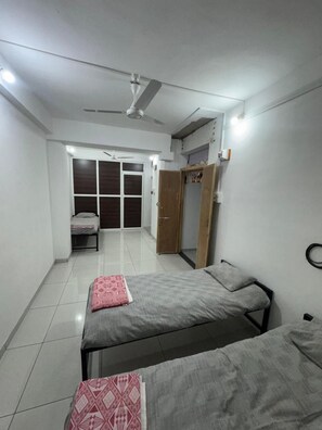 Familiekamer | Een laptopwerkplek