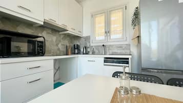 KĂŒhlschrank, Mikrowelle, Herdplatte, GeschirrspĂŒler