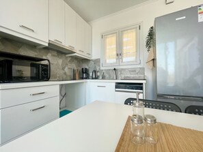 Réfrigérateur, micro-ondes, plaque de cuisson, lave-vaisselle