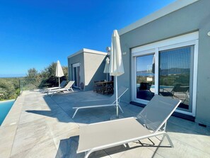 Outdoor dining - Villa ELEONAS Episkopi direct view of the sea, mountains, gulf (Rethymnon)