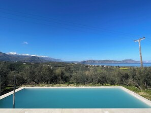 A swimming pool with a view of mountains and a clear sky. - Villa Eleonas offers an unrestricted view of the sea and the surrounding area. (Rethymnon)