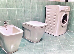 Séchoir à cheveux, bidet, serviettes fournies, savon