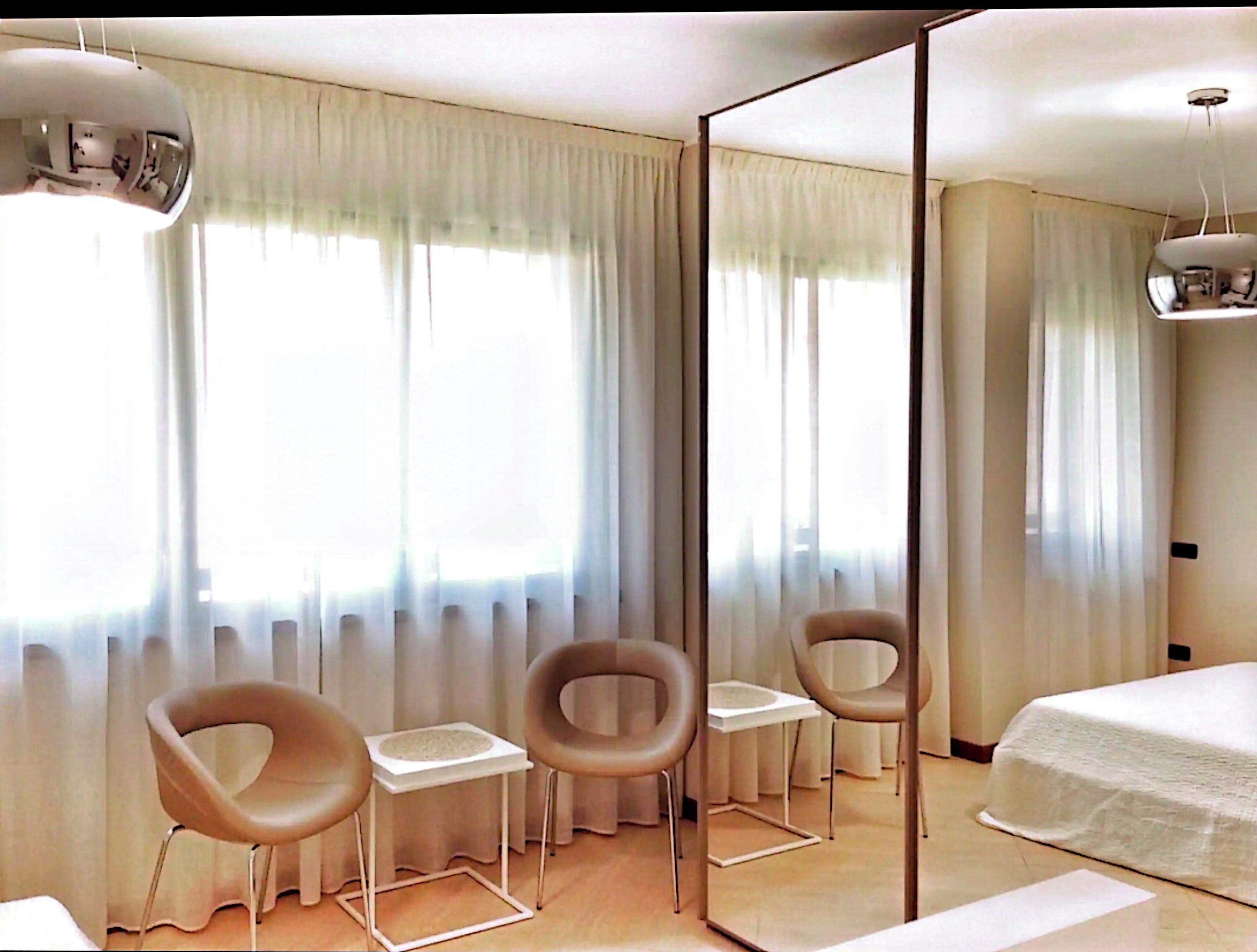 Silitysrauta/-lauta, Wi-Fi, vuodevaatteet