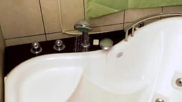 浴缸、免费洗浴用品、拖鞋、毛巾