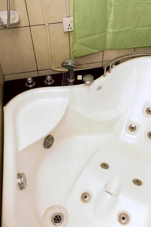 Tab mandi, kelengkapan dandanan diri percuma, selipar, tuala disediakan 