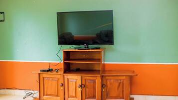 Family Room, Balcony, Lake View | Living area