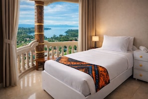 Family Room, Balcony, Lake View