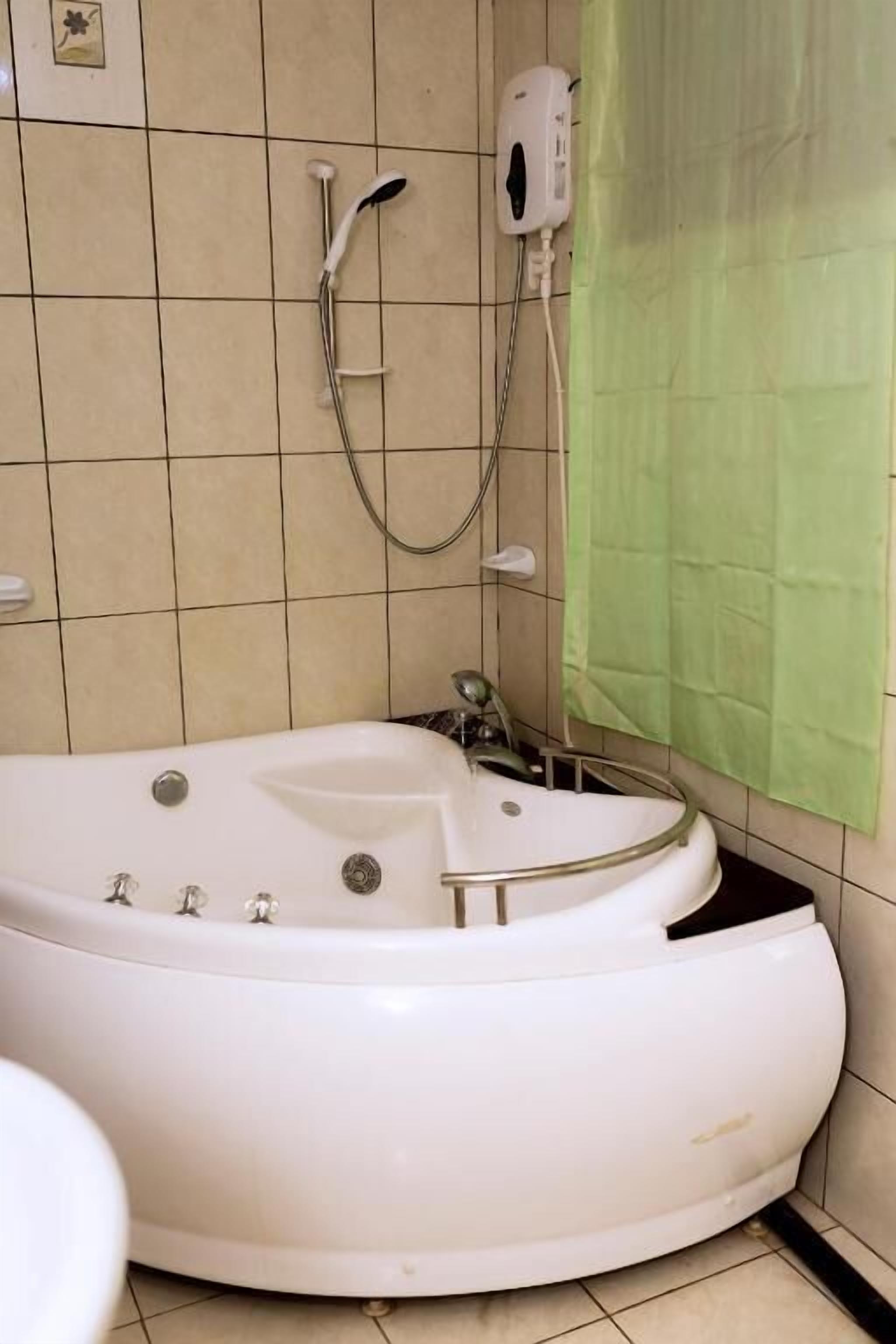 Badewanne, kostenlose Toilettenartikel, Hausschuhe, Handtücher