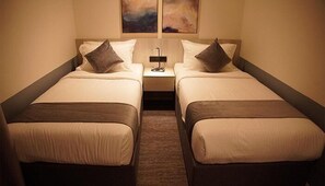 Twin kamer, balkon, uitzicht op meer | Een bureau, een strijkplank/strijkijzer, gratis wifi