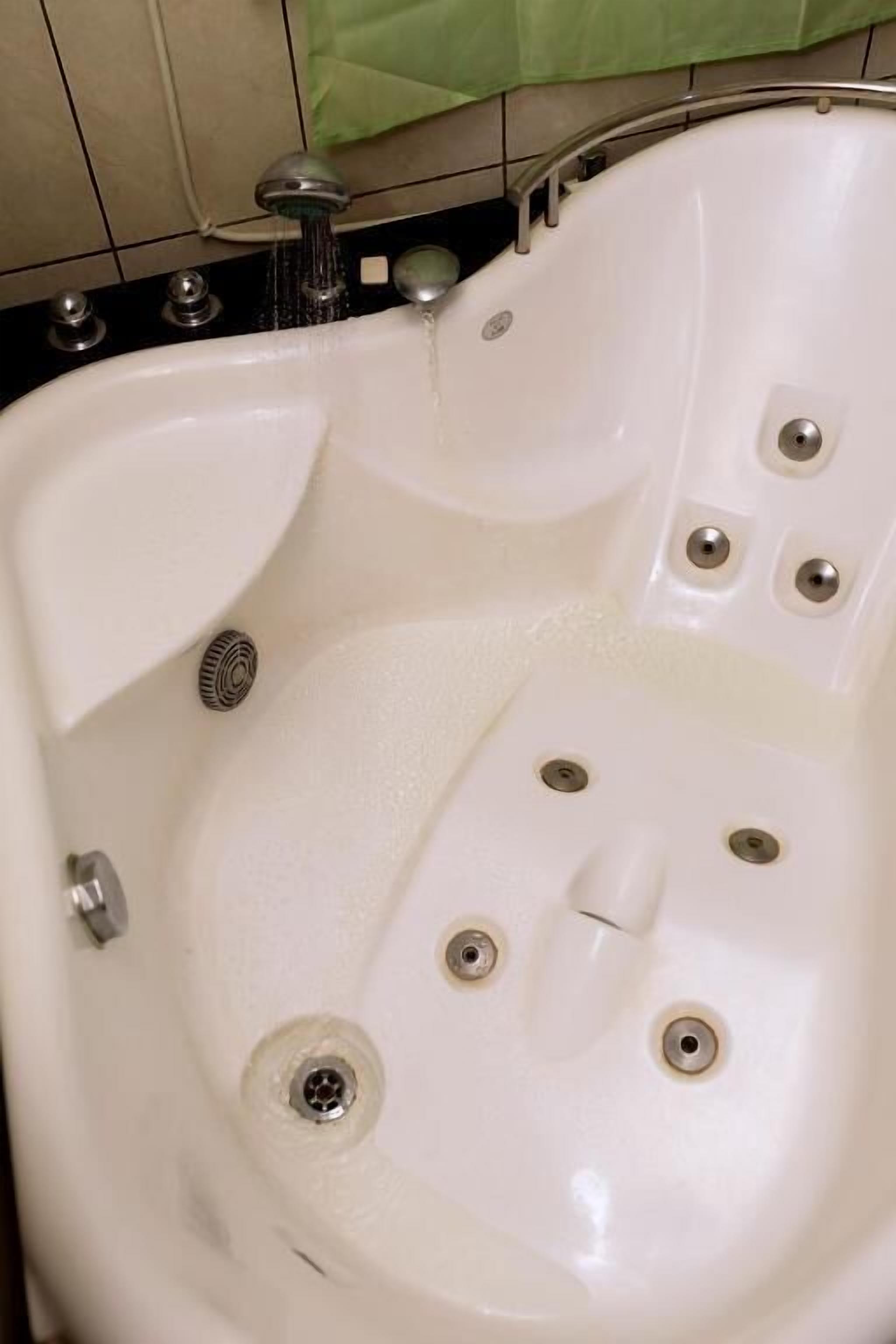 浴缸、免费洗浴用品、拖鞋、毛巾